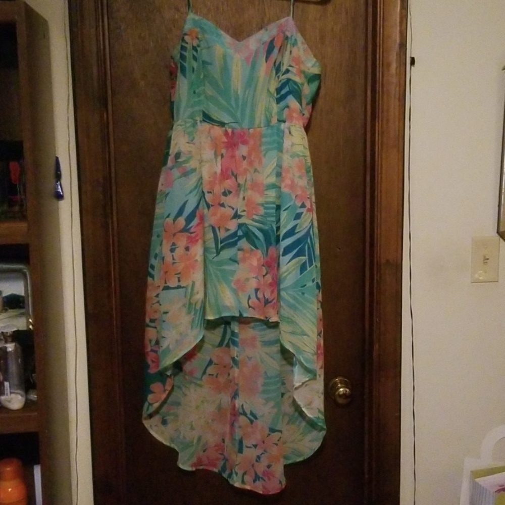 Im selling a tropical/ Floral style dress